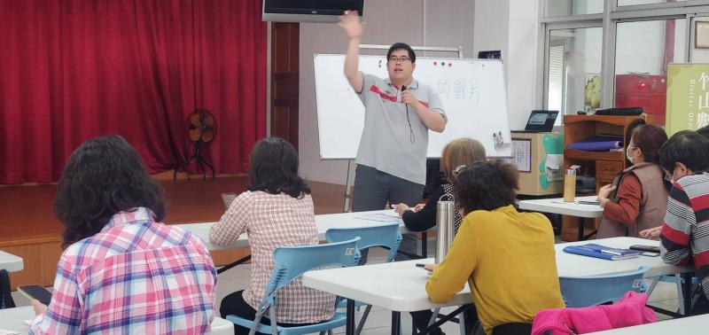 課程提供了一個互動的平台，分享經驗，建立社群連結。