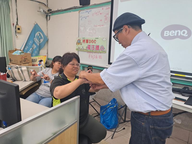 老師幫學員調整手勢