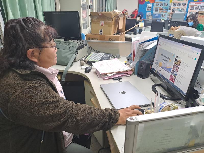 學員認真聽老師介紹影片剪輯教學