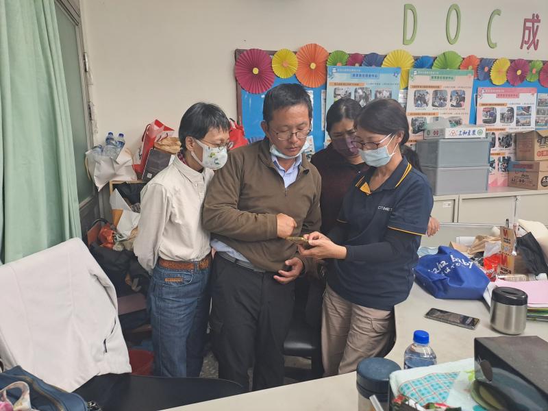 學員互相研究討論如何把影片做的更完美