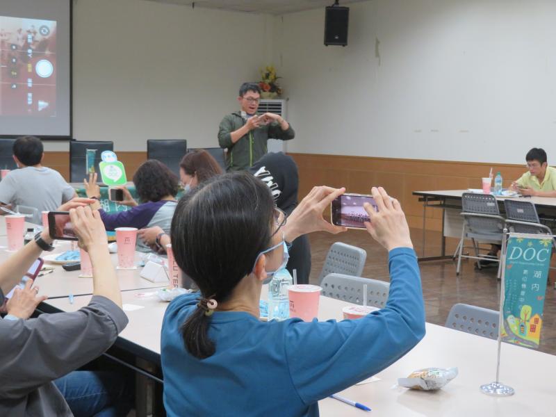 學員跟這老師練習如何拍照