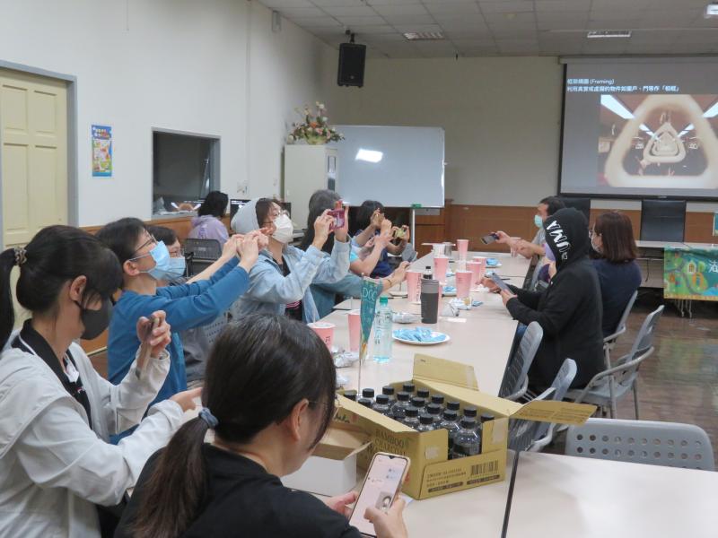 學員們在互相練習