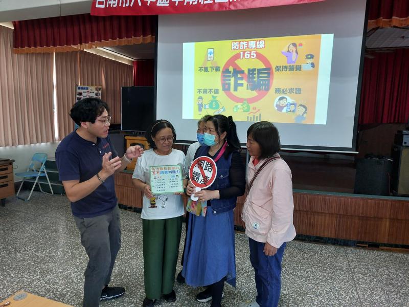 老師正在講解各種常見的網路詐騙手法，以及常見網路霸凌的案例