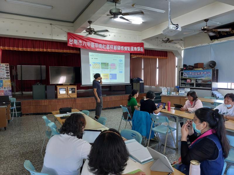 老師請學員練習下載以及操作平板電腦app 來展示數位平台或應用程式的使用方法