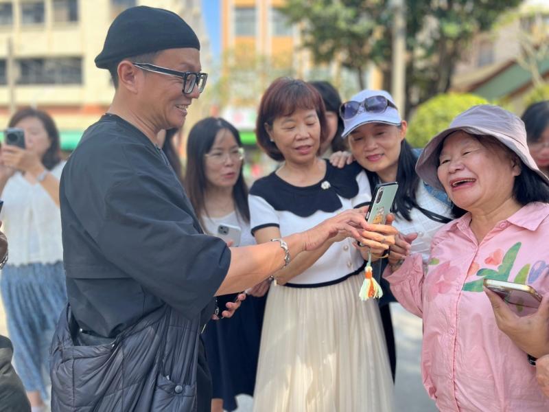 學員隨時隨地都有攝影相關問題,請教老師。