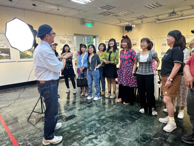 講師為學員準備架設背景及燈光設備,每個學員都拍攝得美美的。