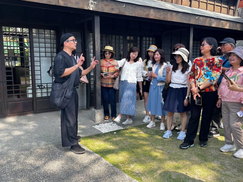 課堂上,講師詳細的指導學員拍攝技巧。