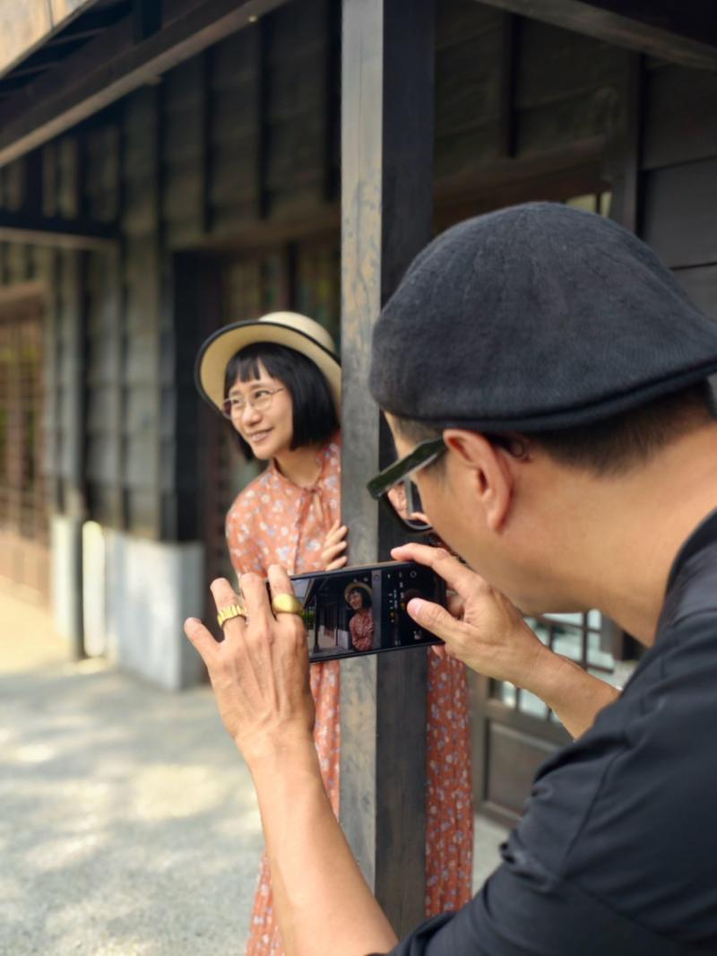 講師為學員拍攝作品。