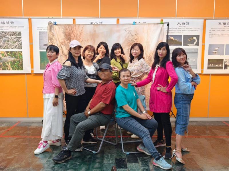 拍攝人物人太多了,如何擺設肢體技巧很重要。