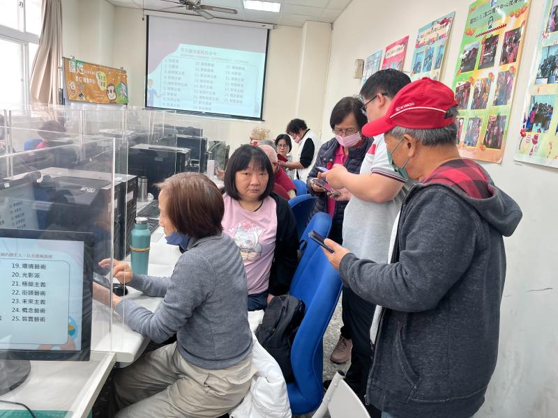 透過示範與指導，幫助學員掌握數位創作技巧，提升社群互動樂趣。