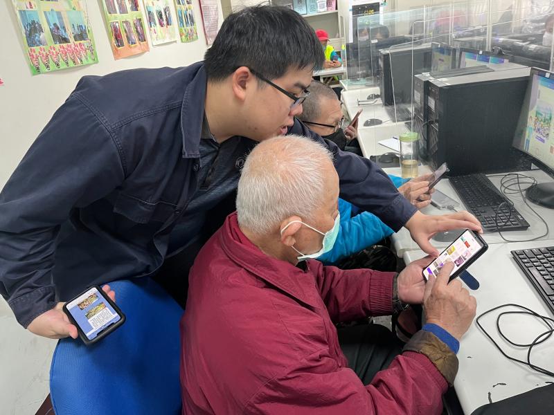 老師耐心地逐一指導，學員們也非常專注學習，並努力完成各種精彩的作品。每張作品都充滿創意與心意.