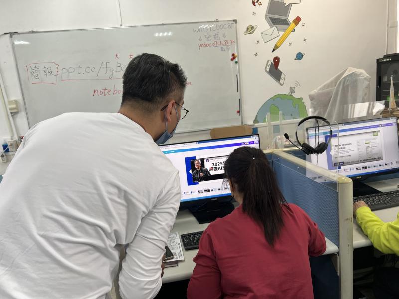 老師一對一教導學員,表示人工智慧（AI）技術在工作中的應用日益廣泛
