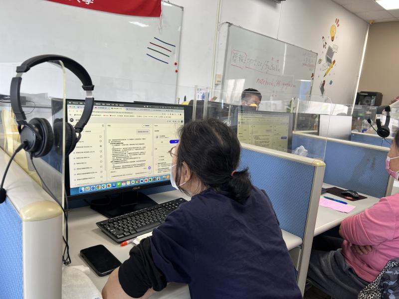 相片中的同學是位故事媽媽,她利用對AI提出發問,在小朋友說故事時如何去吸引他們對繪本有興趣與互動