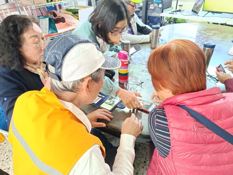 學員們互相討論