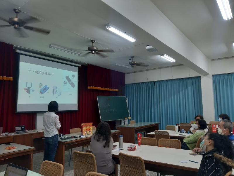 《工欲善其事，必先利其器》,為了推廣延續二林的文化,二林DOC與輔導團合作,開設了特色課程《二林食客-美食短影音輕鬆拍》，講師為大家介紹能把照片拍的更好的技巧及實用的拍照輔助器。