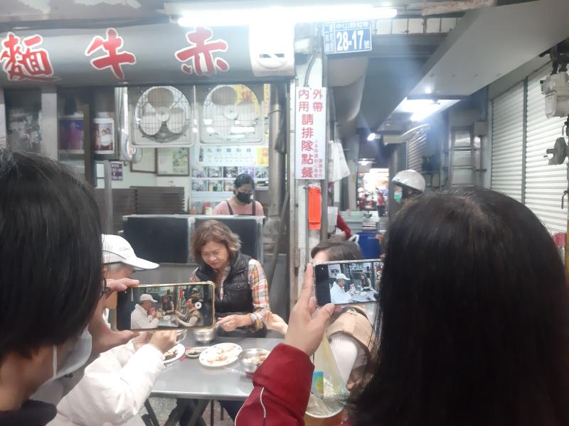 講師帶著大家一起到二林市場，讓學員們分組，實地拍攝在地美食,包括了古都木瓜牛奶、阿源炸粿、壽肉圓、赤牛麵、宮口冰店，並即取得商家同意進行訪問及拍攝，中午時分大家也開心地吃吃喝喝, 品嚐在地美味，成為二林最佳推廣代言人。