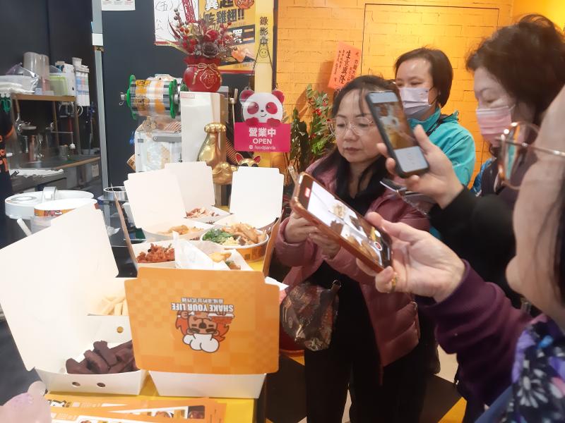 經過了上次到市場實際拍照、攝影後，講師跟學員們經過討論拍攝時需改善·注意的小細節及老師親自拍攝示範，第二次大家顯得更上手·更有信心，紛紛拍起了美美的照片。