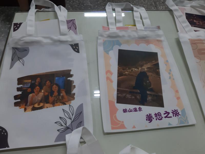 報名即瞬間秒殺的[文創體驗設計] 課~{手作提袋}課程開課囉!講師為大家講解[熱轉印]原理及教學員使用軟體CANVA設計出一張自己今天想要要列印在提袋上的照片。