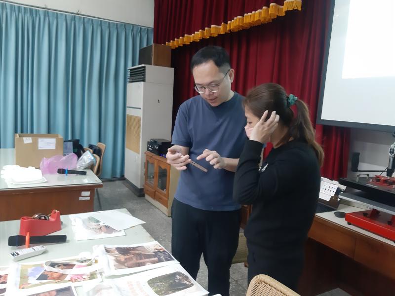 很多學員都是第一次下載使用CANVA軟體來製作圖片,操作上比較有疑慮,都會跟講師請求協助教導,講師也都會耐心的教導,讓每個學員都學會設計出自己心中想要的圖片,學員們都說CANVA真是他們設計上的好幫手,以後也可用在設計圖表上,很開心又多學會