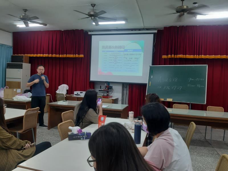 [哇!好漂亮噢！比我想像中的美]!, [如果拿來當生日禮物，獨一無二的手作，一定是人人喜愛],[下次還可以做馬克杯嗎]？[我們社區也可以請你們開一樣的課嗎]？看著大家開心的表情、言語，能自己設計出的作品具獨特性，也發現自己的設計潛力!