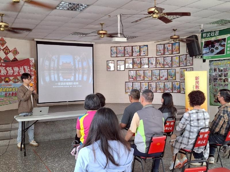 黃老師授課講演照片