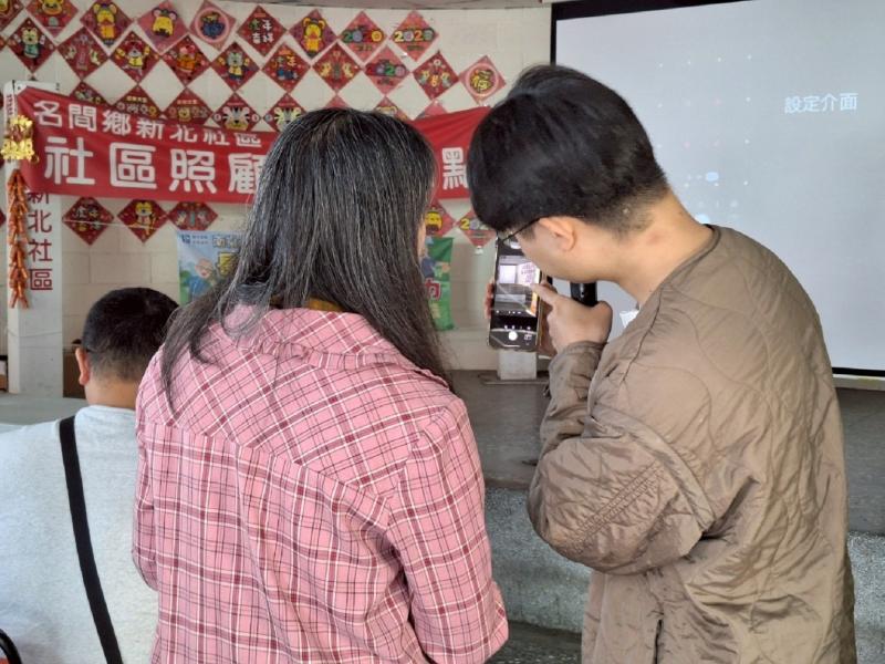 老師協助學員操作說明