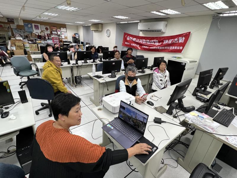 楊老師與學員上課互動照