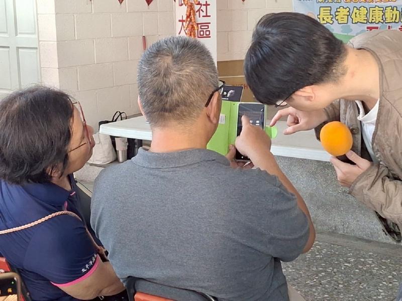 學員認真練習APP應用