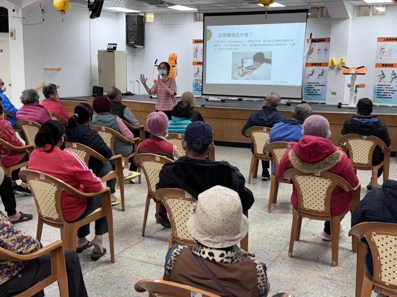 數位保健課超熱鬧！老師教用手機APP管理健康，阿公阿嬤聽得超專注，幾個阿嬤躍躍欲試，科技養生時代來啦！