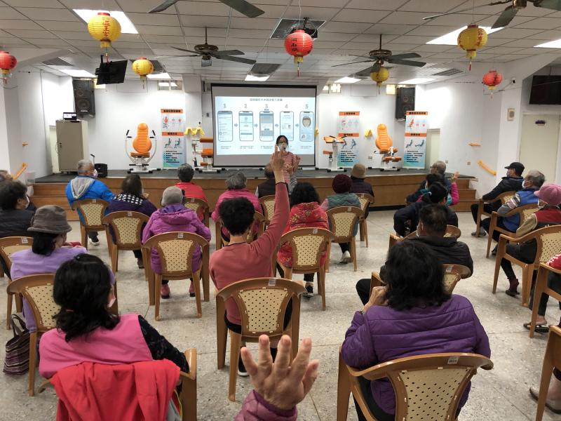 老師一步步教下載健康APP，阿公急喊：「我手機不一樣啦！」全班笑翻，互相幫忙，學習氣氛超嗨～