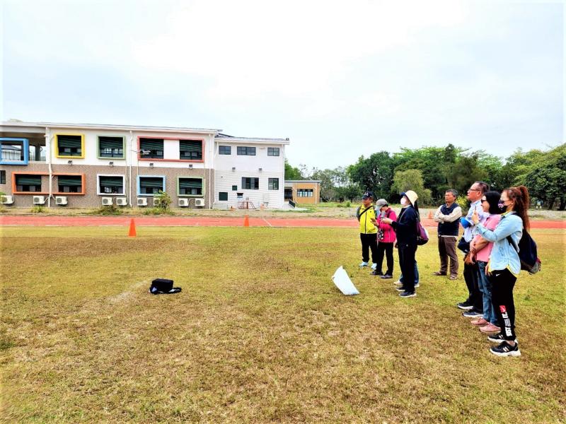 學員瑞櫻姐-中華電信推修後在慈濟當志工也非常希歡數位課程-在老師的教導下-他說其實很緊張但是基本操作其實很容易老師有3次的飛行練習，第一次最基本的-左搖桿控制上-下再來左旋轉-右旋轉-右左搖桿控制-前進-後退-左平移-右平移-第二階段就開始