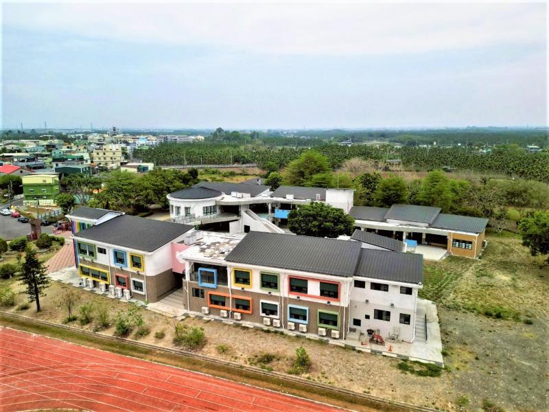 學員空拍練習-87年歷史的四林國小，這2年才完成新校舍建築-以森林、綠色隧道、大武山等在地地景融入校園設計。  四林國小，為2層樓建築，建置23間教室，以連接空間的走廊結構系設計出樹的意象，呼應綠色隧道的空間，使學童在校園內感受到在地文化景