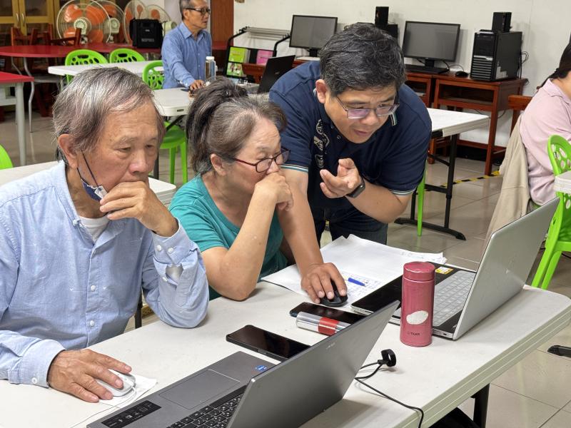 同時指導學員們操作電腦，協助他們提升技術與創意的實踐能力。