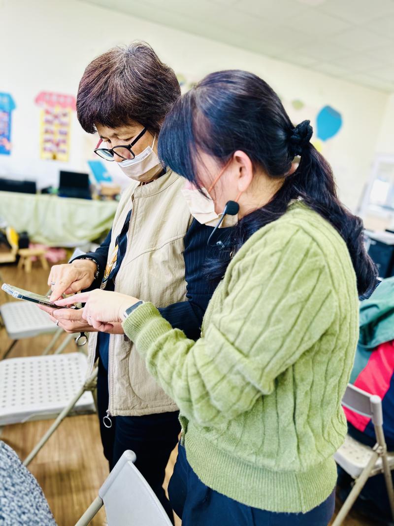 課程中學員表示酒瓶燈的手作好玩，藉由課程認識大家平時很少使用的的縮時攝影功能，拿起手機不再只是使用拍照和錄影了，跟著DOC老師學會影片剪輯的技巧!!