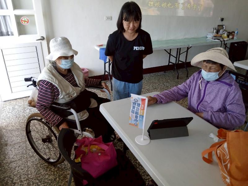 劉惠菁講師特地準備平版電腦,鼓勵大家親身體驗