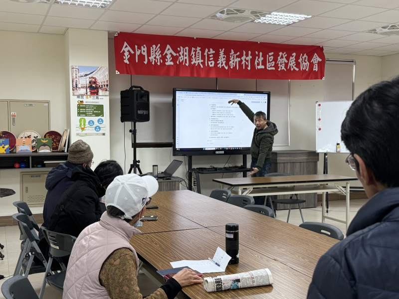 透過Gemini輸入提示詞「幫我生成一個寫圓形有指針的代碼,Python」結合兩種ai功能，立刻在電腦螢幕上產生一個時鐘。