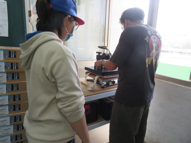 老師教學員如何操作熱轉印機