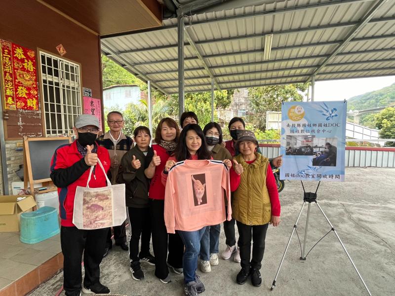 學員回家可以用手機自己拍照練習辨識功能.