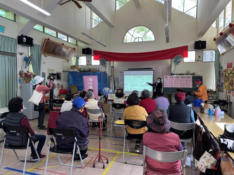 老師用簡報講解上課內容