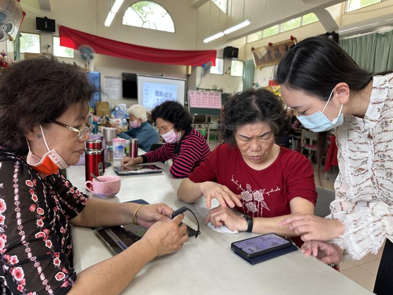 學員操作手環連接手機及平板