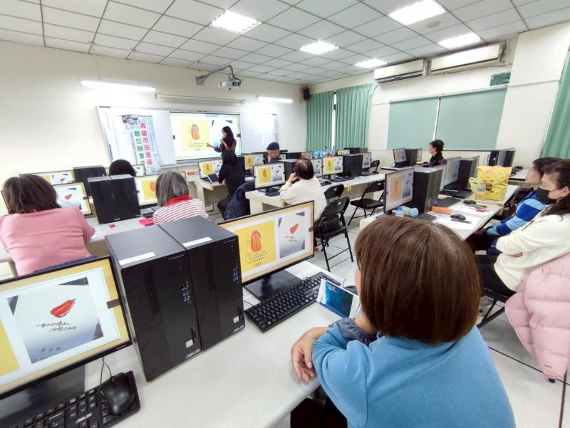 老師介紹茄萣在地特色及文化