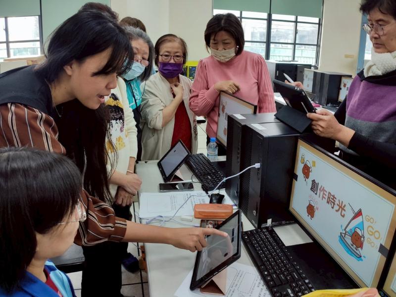 老師指導學員自由創作調整作品