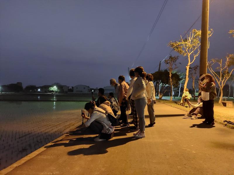 大家都認真地捕捉夜間的美麗!