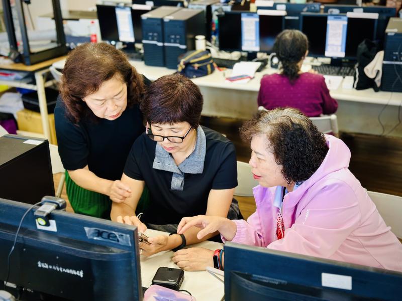 老師也示範如何AI工具聊天、翻譯、編寫文案、找出文章錯別字、網站內容的摘要與總結、圖片生成...，學員在課堂中常常互相討論與分享心得跟樂趣，也有拿起筆認真做筆記，大家學習新的知識時，總不由自主地露出真摯的笑容。