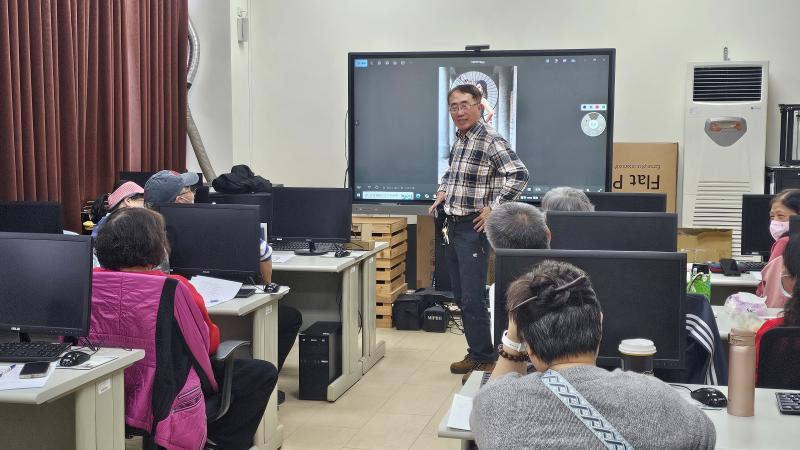 講師利用簡報講解展示各種人像構圖法。