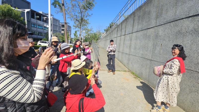 模特兒被學員團團包圍。