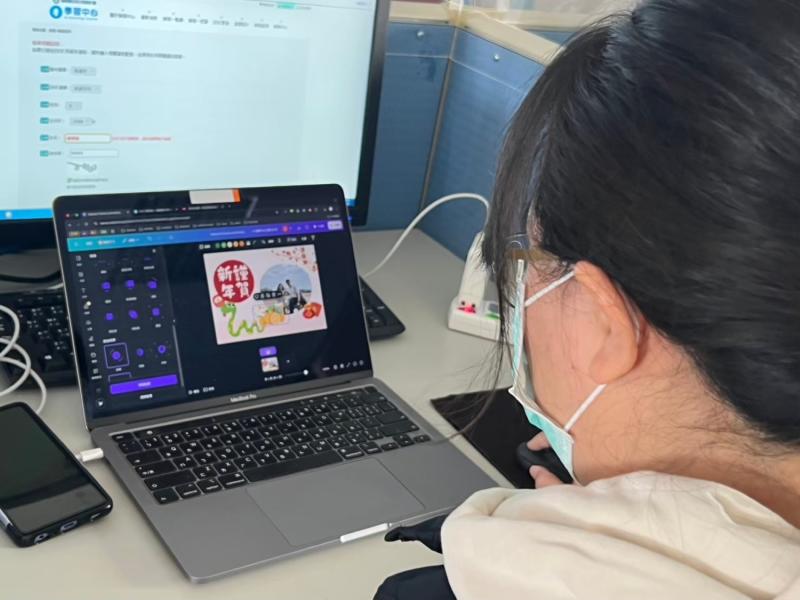 學員聚精會神地設計自己的圖檔。