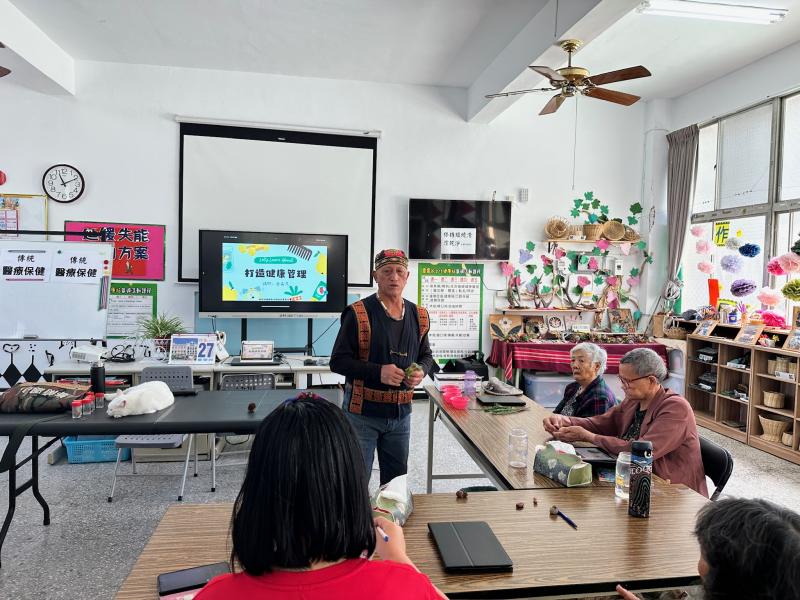 本課程邀請布農族人共同探索健康管理的智慧。講師金森茂將分享獵人多年來的健康管理經驗，介紹布農族早期常用的藥用植物，如紅骨木、魚腥草與山胡椒，如何應用於日常保健。此外，他也將分享日常自我照護方法，例如每日量血壓、睡前以柔和音樂助眠，並實際操作