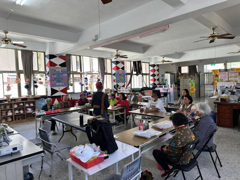 布農族人如何運用原生植物維護健康。例如，紅骨木可用於消炎退燒，魚腥草具清熱解毒之效，山胡椒能促進血液循環並緩解關節疼痛等.在課程裡我們也請布農族人長者用族語來方分享.