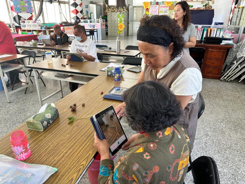 在課程中，參與者將實際操作植物辨識App，學習如何結合數位工具記錄原生植物資訊。首先，打開App並使用手機或平板的相機拍攝植物的葉片、花朵或果實，確保畫面清晰。接著，上傳照片，App會自動比對資料庫並提供植物名稱、特性及可能的藥用價值。學員